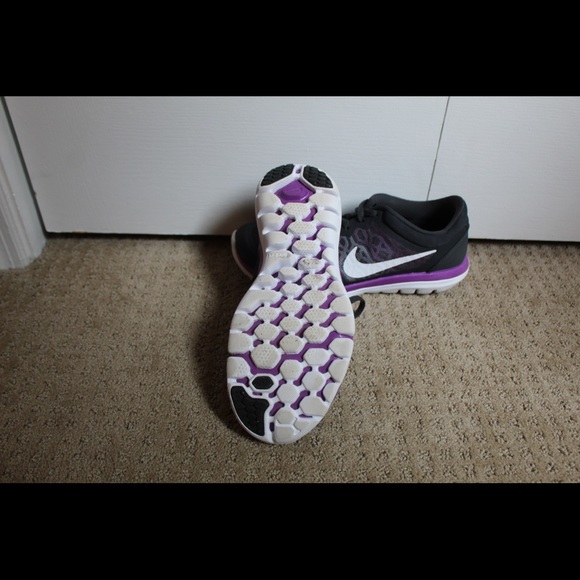 Nike shoes - Picture 2 of 3